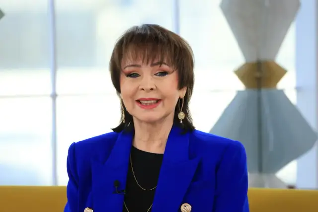 Uśmiechnięta Izabela Trojanowska w niebieskiej marynarce. Wiek to tylko liczba, a jej energia wciąż zachwyca!