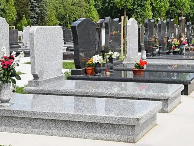 Cmentarz Batowice: wyszukiwarka grobów. Rzędy nagrobków, kwiaty na grobach.