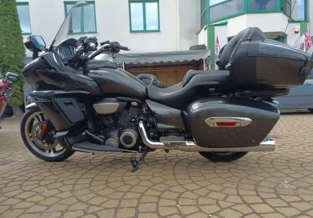 Ciemnoszary motocykl Yamaha Star Venture z kuframi i wygodnym siedzeniem, gotowy na długie podróże.