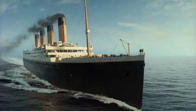 Ogromny statek RMS Titanic płynie po spokojnym morzu. W którym roku zatonął Titanic? W 1912 roku.