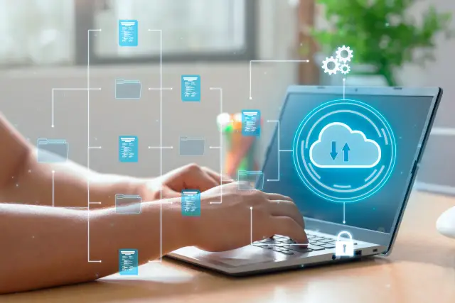 Ręce piszą na laptopie, z którego wychodzi sieć ikon dokumentów i folderów, symbolizująca **appcloud**.