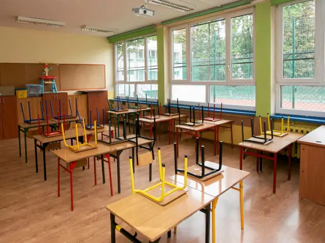 Puste ławki i krzesła odwrócone do góry nogami w sali lekcyjnej. Czy 2 stycznia jest wolny od szkoły?