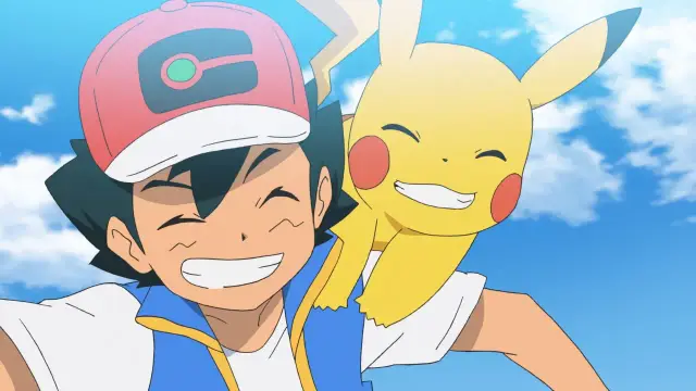 Uśmiechnięty Ash Ketchum z Pikachu na ramieniu, na tle błękitnego nieba z chmurami.