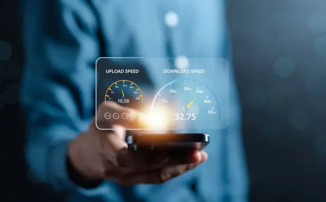 Sprawdzanie prędkości internetu: pobieranie 32.75 mbps, wysyłanie 10.58 mbps. Zrozum, co to mbps.
