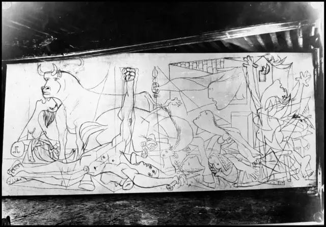 Szkic do słynnego obrazu Guernica. Widoczny byk, koń, cierpiący ludzie i chaos wojny.