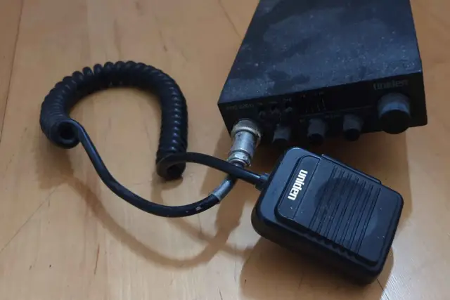 Radiotelefon Uniden PRO 520XL z mikrofonem. Czy to cb radio am czy fm? Ten model obsługuje oba tryby.