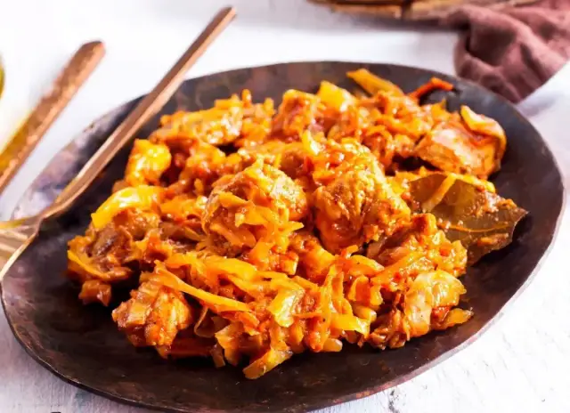 Pyszny bigos z kiszonej kapusty i mięsa, idealny na zimowe wieczory. Oto jak zrobić bigos z kiszonej kapusty krok po kroku.