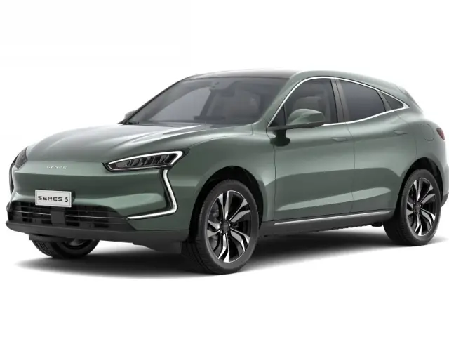 Nowoczesny, zielony SUV Seres 5 z futurystycznymi światłami.