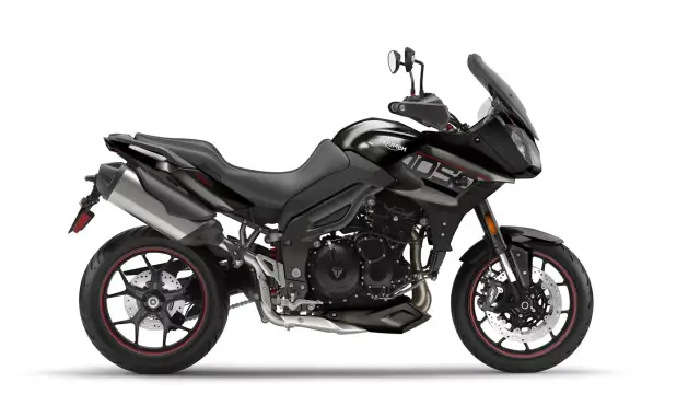 Czarny motocykl Triumph Tiger 1050. Poznaj jego dane techniczne i możliwości.