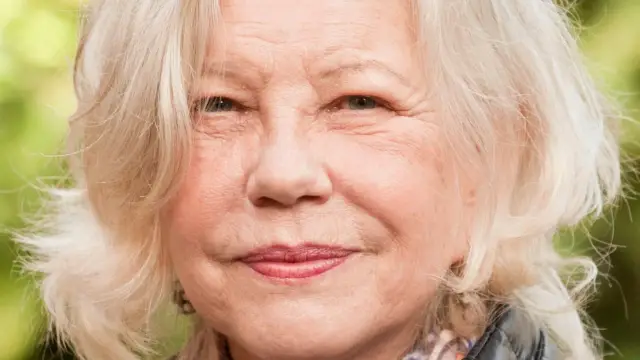 Portret Małgorzaty Zajączkowskiej, aktorki znanej z wielu filmów. Jej uśmiech rozjaśnia twarz.