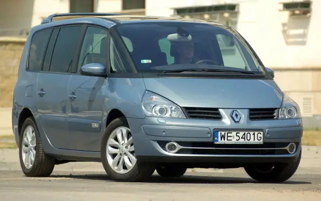 Niebieski Renault Espace 4 z przyciemnianymi szybami i relingami dachowymi, gotowy na rodzinną podróż.