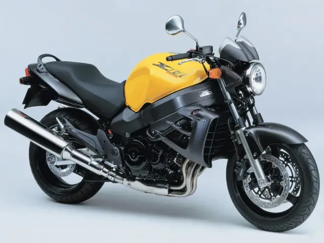 Żółty motocykl Honda X11, klasyczny naked bike. Poznaj jego honda x11 dane techniczne i poczuj moc.