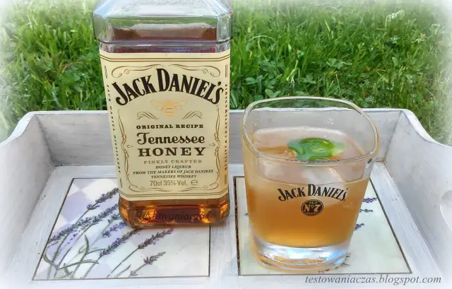 Jack Daniel's Honey z czym pić? Idealny drink z lodem i plasterkiem limonki.