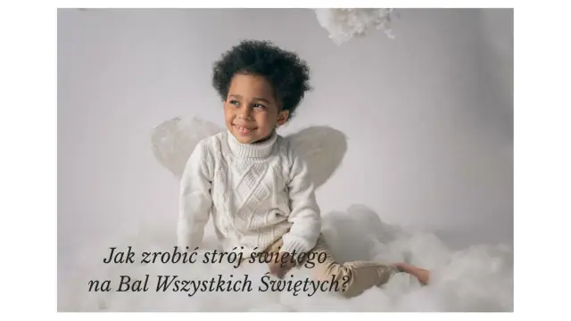 Chłopiec w stroju anioła z białymi skrzydłami, siedzący na chmurach. Inspiracja, jak zrobić strój świętego na Bal Wszystkich Świętych.