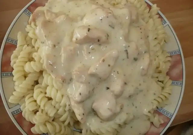 Makaron fusilli z kurczakiem w kremowym sosie śmietanowo-ziołowym.