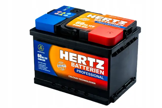Czarny akumulator HERZ PROFESSIONAL 60Ah 12V 540A [EN] z niebieskimi i czerwonymi osłonami biegunów.