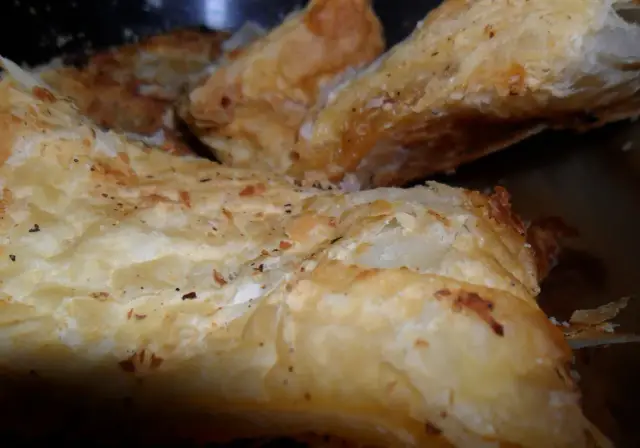 Chrupiące ciasto francuskie z Biedronki, idealne do pieczenia. Zobacz, jak łatwo przygotować pyszne przekąski!