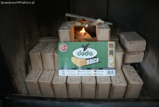 Brykiet drzewny "Duda Brico" w piecu. Czy brykietem można palić w piecu co? Tak, to ekologiczne paliwo.