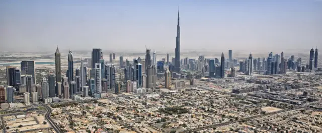 Widok na nowoczesne centrum Dubaju z drapaczami chmur. W tym kosmopolitycznym mieście usłyszysz wiele języków, ale dominującym jest arabski.