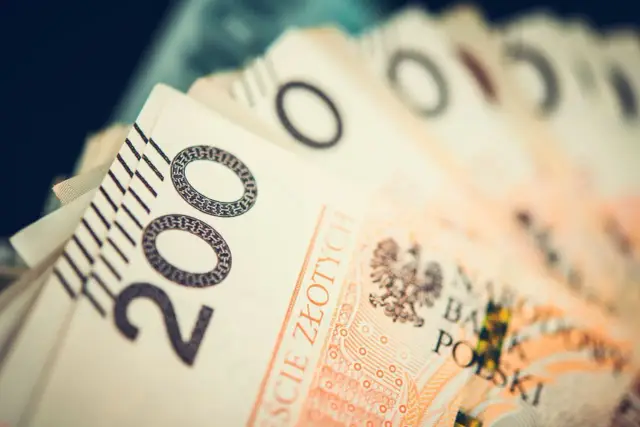 Zbliżenie na banknoty 200 zł z widocznym orłem i napisem "NARODOWY BANK POLSKI".