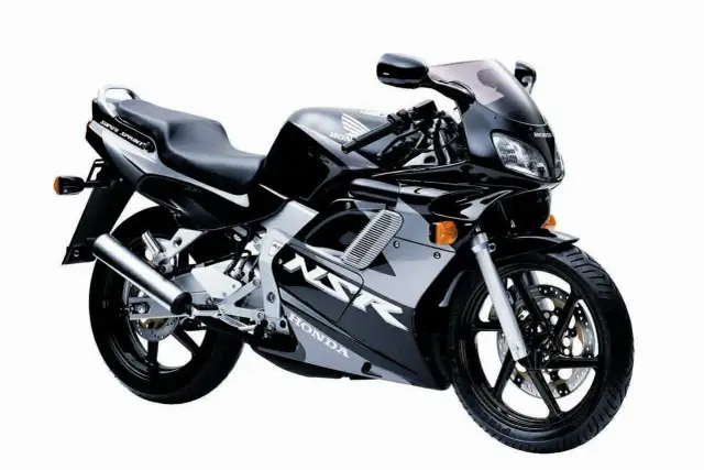 Czarny motocykl Honda NSR 125, gotowy do osiągnięcia v max. Sportowy wygląd i dynamika.