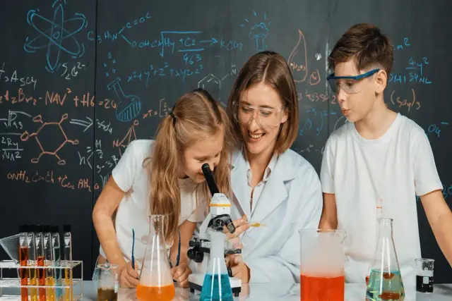 Nauczycielka chemii pokazuje dzieciom świat pod mikroskopem. Czy nauczyciel chemii może uczyć przyrody? Tak, gdy nauka jest tak fascynująca!