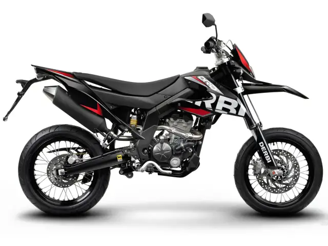 Czarny motocykl Derbi Senda z czerwonymi akcentami, gotowy na przygodę.