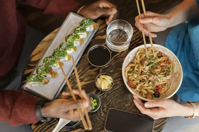 Jak dobrać wino do ostrej kuchni azjatyckiej? Na stole sushi i makaron udon. Może riesling lub gewürztraminer?