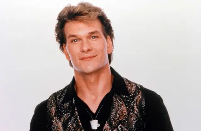 Patrick Swayze, gwiazda kultowych filmów, w charakterystycznej stylizacji.