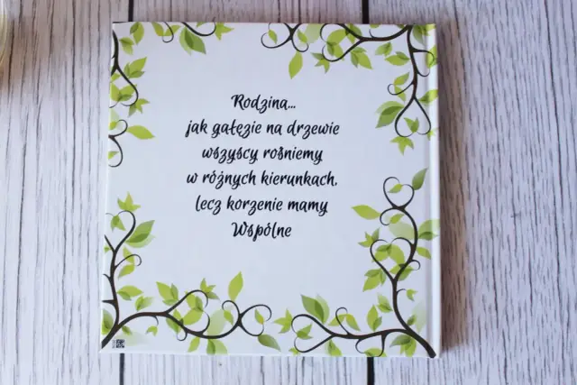 Okładka fotoksiążki z cytatem "Rodzina... jak gałęzie na drzewie wszyscy rośniemy w różnych kierunkach, lecz korzenie mamy wspólne". Idealne miejsce na ciekawe teksty do fotoksiążki.