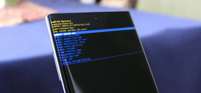 Ekran telefonu z menu Android Recovery. Widoczne opcje takie jak "Reboot system now" i "Wipe data/factory reset". Może to być związane z problemem FRP.