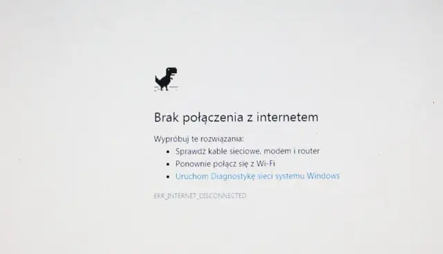 Dinozaur z gry Chrome skacze nad napisem "Brak połączenia z internetem". UPC brak internetu, czas sprawdzić router.