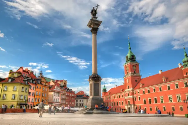 Kolumna Zygmunta i Zamek Królewski na Placu Zamkowym. Ciekawe ciekawostki o Warszawie czekają na odkrycie!