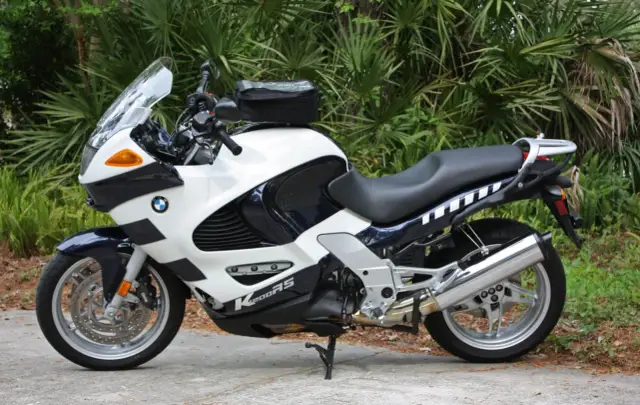 Biało-granatowy motocykl BMW K1200RS na postoju. Choć piękny, jego wady mogą być widoczne po bliższym przyjrzeniu się.