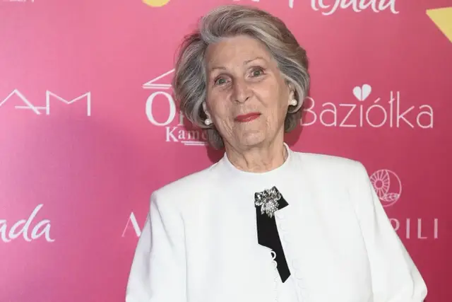 Elegancka Irena Santor, której wiek jest tajemnicą dla wielu, w białej marynarce z broszką.