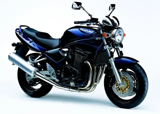 Lśniący, granatowy Suzuki 1200 Bandit z chromowanymi elementami, gotowy na podbój dróg.