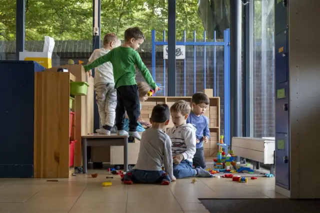 Dzieci bawią się klockami w przedszkolu. Zwykle przedszkole trwa 3 lata, od 3 do 6 roku życia.