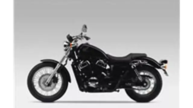 Czarny motocykl Honda Shadow 750, klasyczny cruiser. Poznaj jego honda shadow 750 dane techniczne i poczuj wolność na drodze.