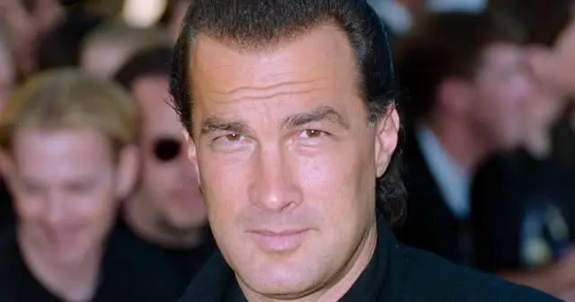 Steven Seagal, znany z filmów akcji, w tłumie. Choć na zdjęciu nie widać jego dzieci, jego twarz emanuje spokojem.