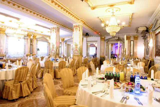Elegancka sala bankietowa hotelu Książę Poniatowski, udekorowana złotem i kryształowymi żyrandolami, gotowa na przyjęcie gości.