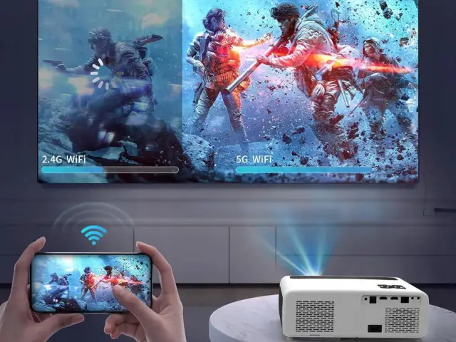 Projektor wyświetla grę akcji, pokazując, czy warto kupić projektor zamiast telewizora do sypialni. Smartfon przesyła obraz przez Wi-Fi.