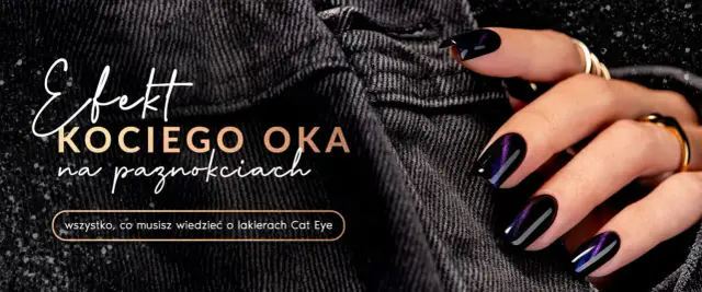 Efekt kociego oka na paznokciach w ciemnym, połyskującym odcieniu. Lśniące, ciemne paznokcie z efektem kociego oka na jasnym tle.