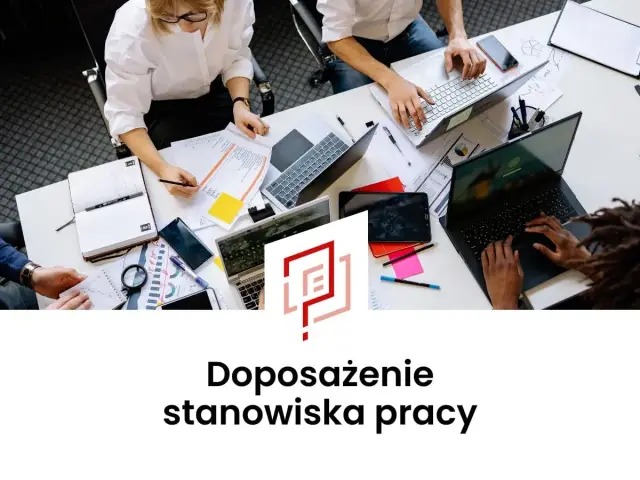 Zespół pracuje nad wnioskiem o doposażenie stanowiska pracy. Na stole laptopy, dokumenty i notatki.