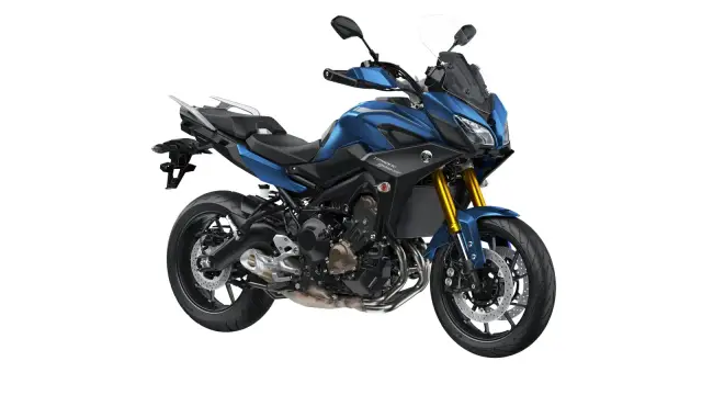 Niebieski motocykl Yamaha Tracer 900 GT. Poznaj jego yamaha tracer 900 dane techniczne i możliwości.