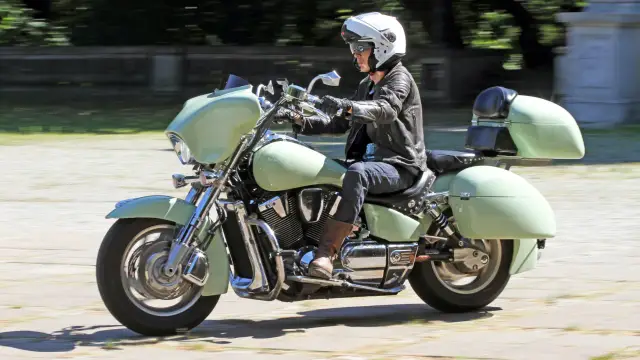 Motocyklista na jasnoszarym Honda VTX 1800, z sakwami. Dane techniczne tego modelu są imponujące.