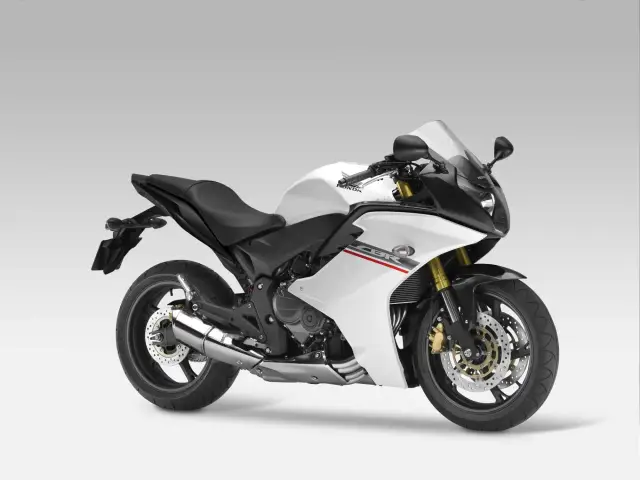 Biały motocykl sportowy Honda CBR 600. Sprawdź honda cbr 600 dane techniczne, aby poznać jego osiągi.