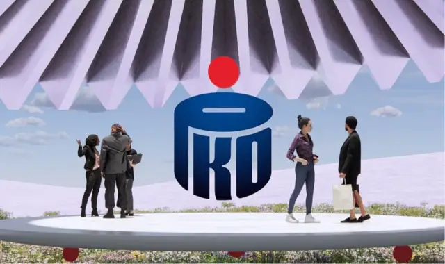 Ludzie dyskutują pod logo PKO BP, analizując notowania akcji.