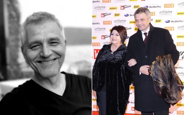 Uśmiechnięty Ryszard Sibilski, znany z roli w "Raku", na tle ścianki z logotypami. Obok niego stoi kobieta w czarnym płaszczu.