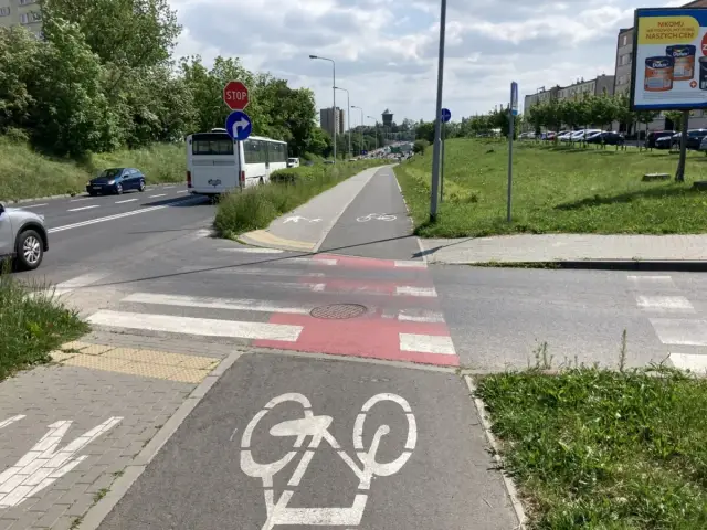 Autobus i samochód zbliżają się do skrzyżowania z przejściem dla pieszych i ścieżką rowerową. Kto ma pierwszeństwo na ścieżce rowerowej?