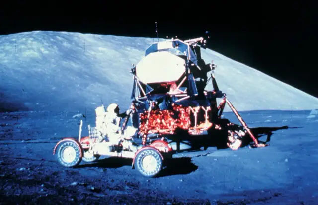 Astronaut na łaziku księżycowym obok modułu księżycowego. To historyczne lądowanie na księżycu.